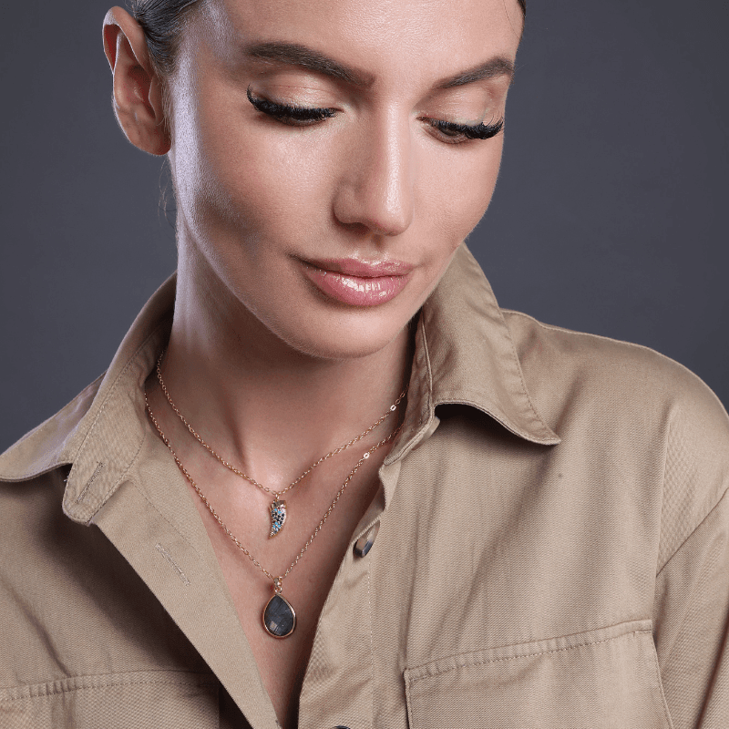 Collier Multi-rangs Amulette Émancipatrice en Rhodonite et Labradorite