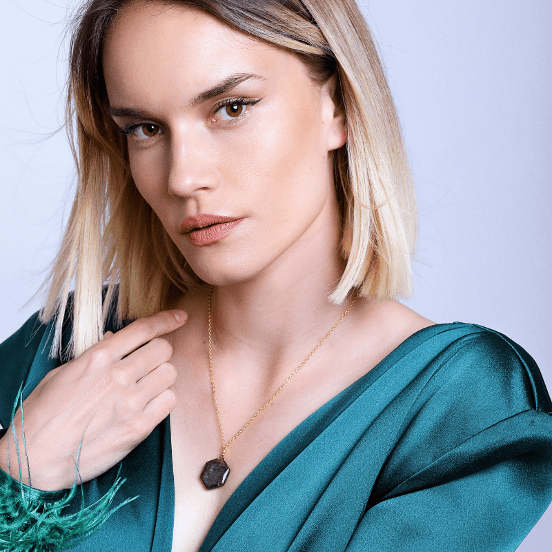 Collier Intense Hexagonale en Labradorite