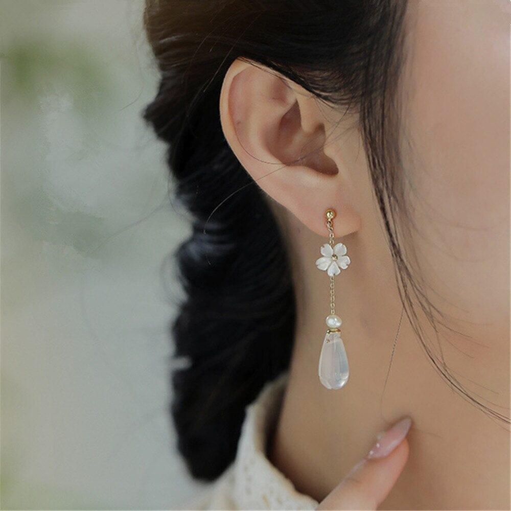 Pendants d'Oreilles Fleur en Perles Purifiantes et Agate Blanche