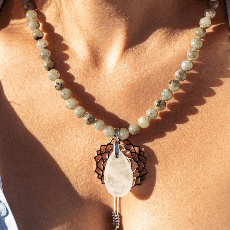 Collier Om Divin en Perles de Labradorite, Jade et Améthyste
