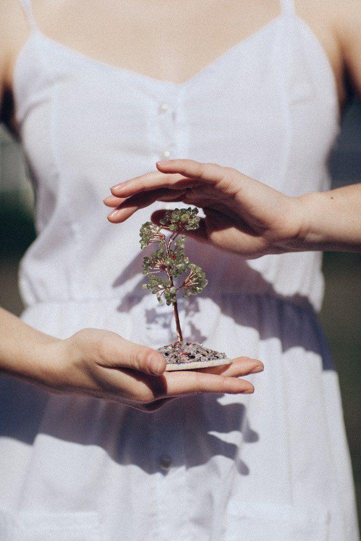 Arbre de Cristal Feng Shui en Quartz Olive avec base ronde - Positivité et Importance