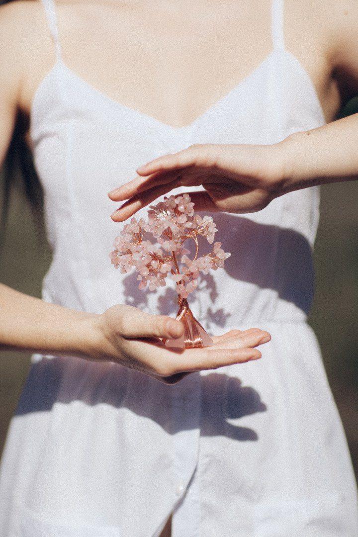 Arbre de Cristal Feng Shui avec Base Pyramidale "Amour et Tendresse" en Quartz Rose