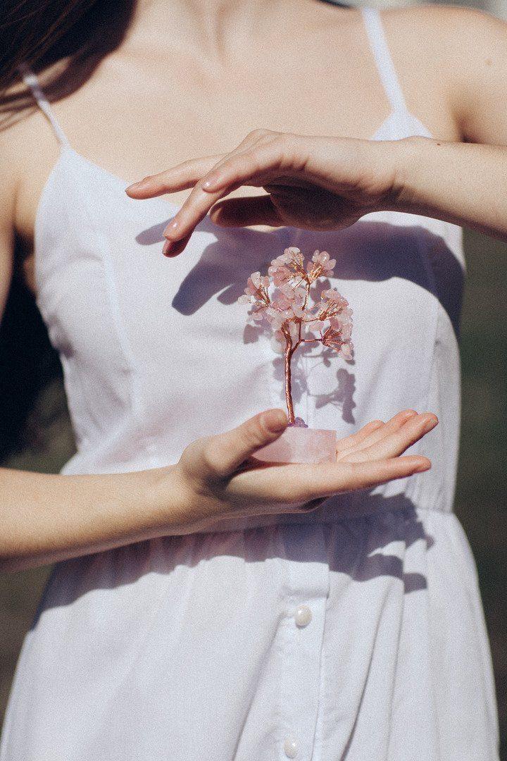 Arbre de Cristal Feng Shui avec Base Pyramidale "Amour et Tendresse" en Quartz Rose