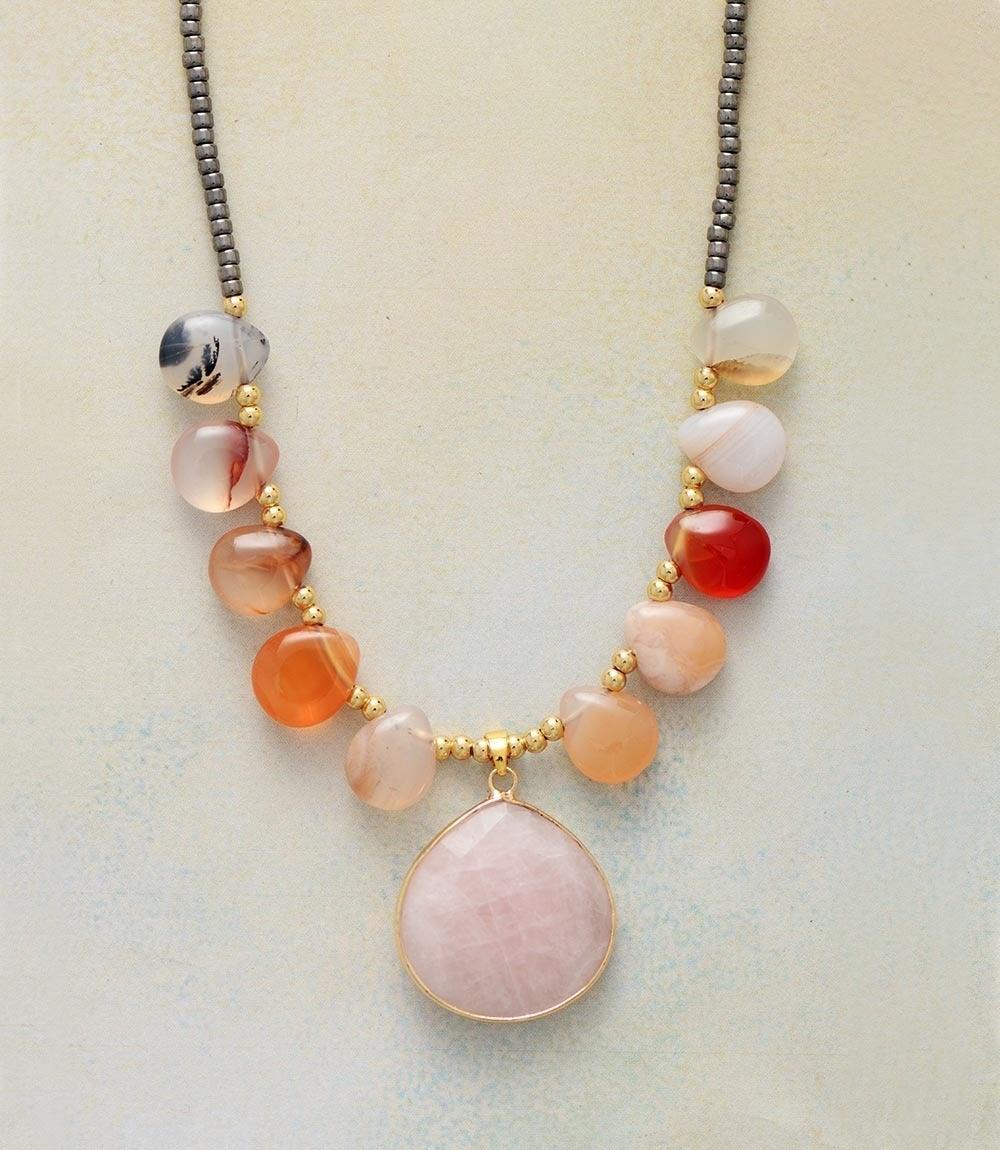 Collier Pendentif Fleur de Corail en Quartz Rose et Onyx