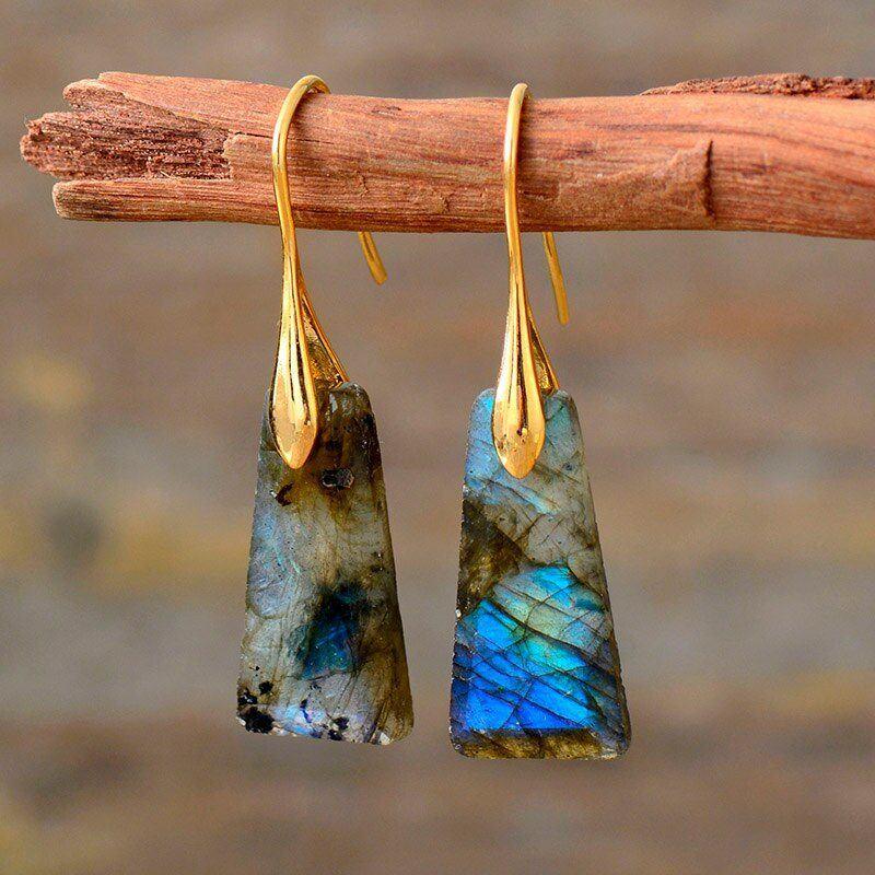 Boucles d'Oreilles Dorée Grâce Majestueuse en Labradorite et Améthyste