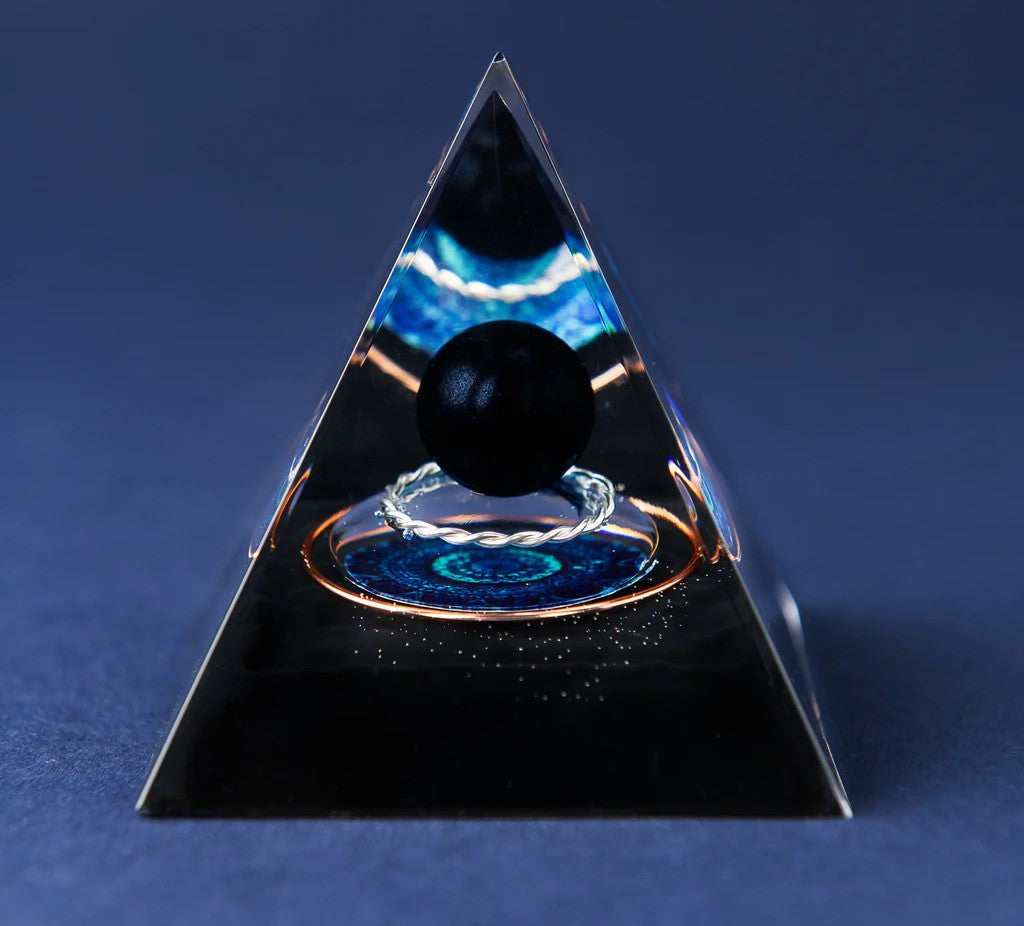 Pyramide Orgonite Cœur d’Obsidienne