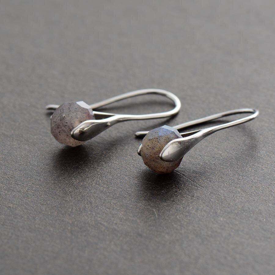 Boucles d'Oreilles Éclat Cristallin en Labradorite