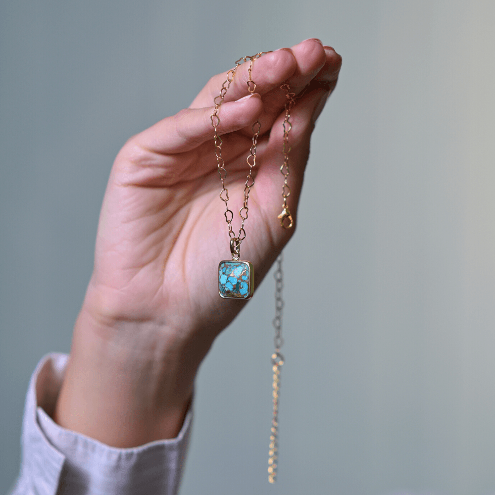 Collier et Chaîne Dorée Beauté et Récompense en Turquoise