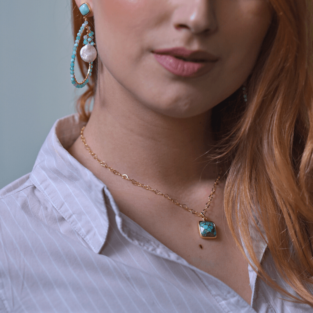 Collier et Chaîne Dorée Beauté et Récompense en Turquoise