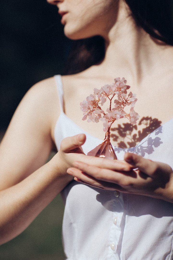 Arbre de Cristal Feng Shui avec Base Pyramidale "Amour et Tendresse" en Quartz Rose