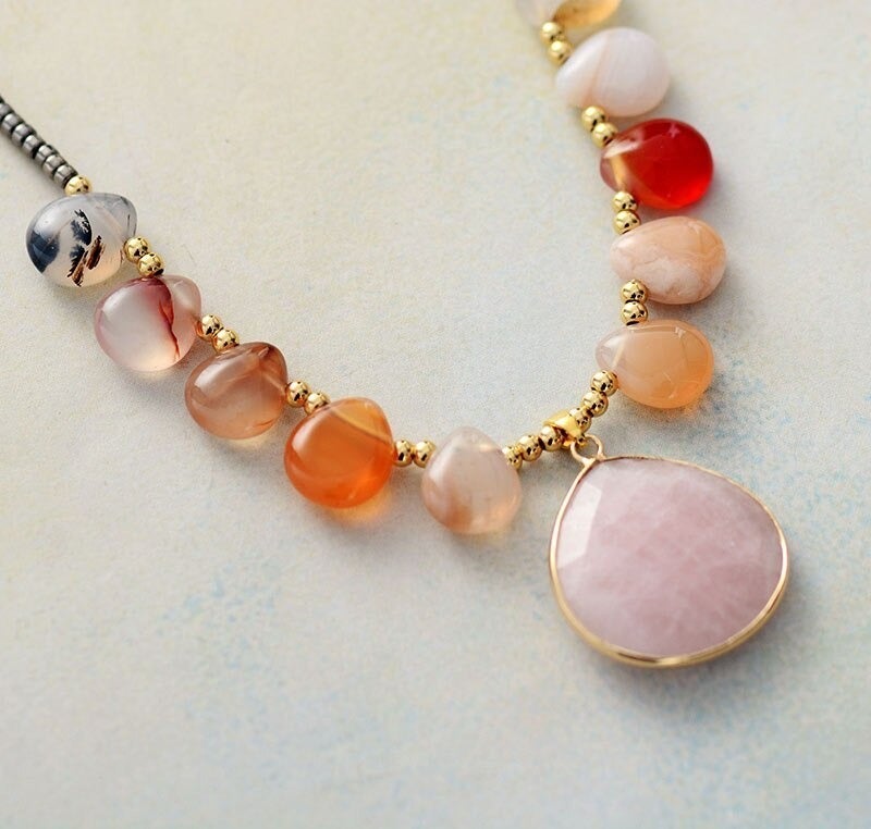 Collier Pendentif Fleur de Corail en Quartz Rose et Onyx