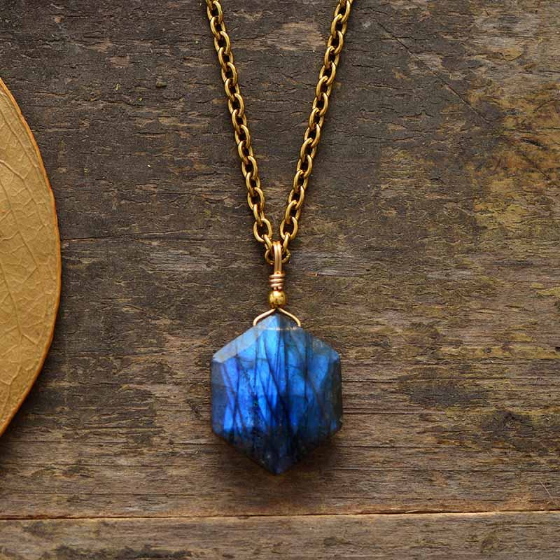 Collier Intense Hexagonale en Labradorite