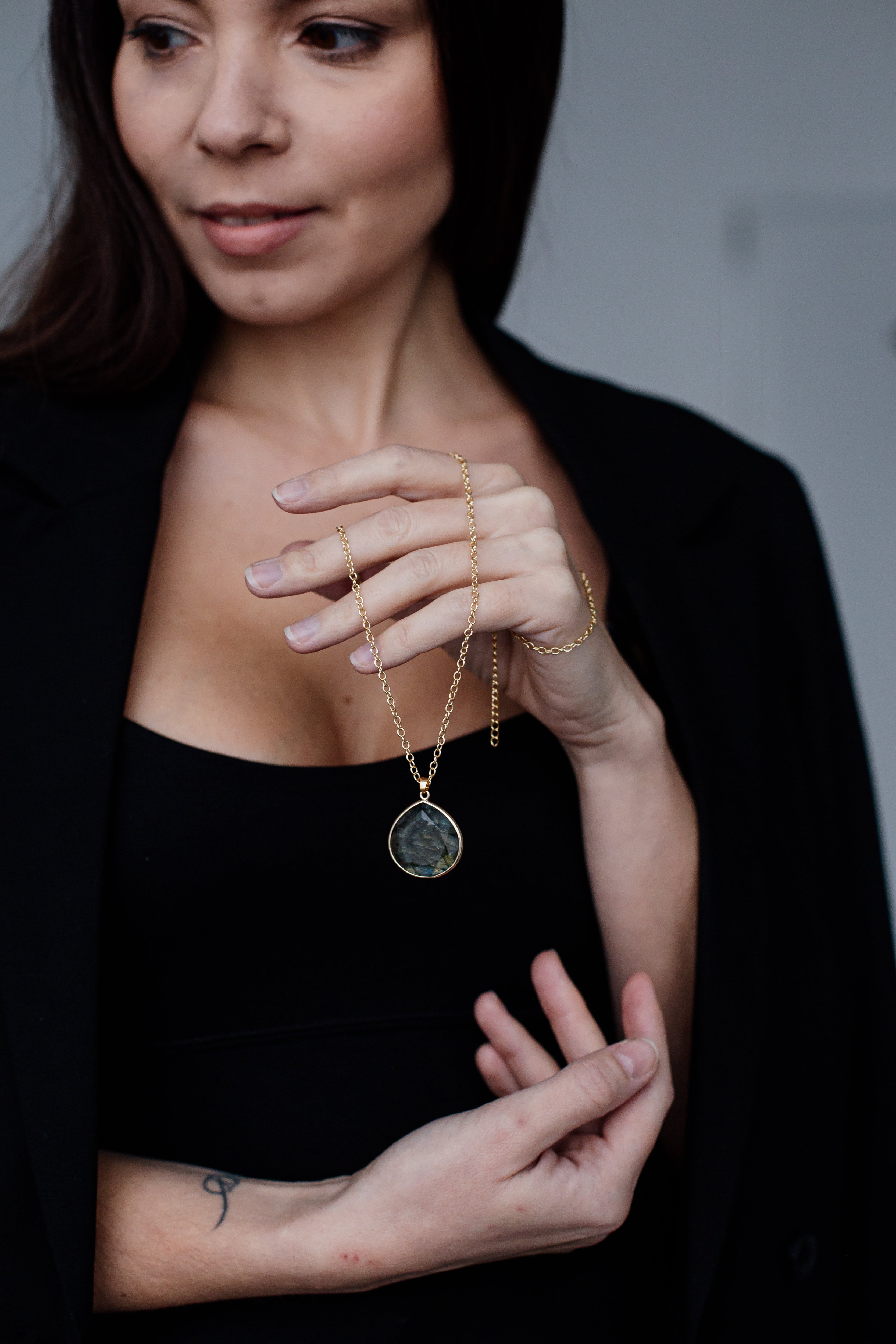 Collier à Pendentif en Labradorite "Réfléxions Cosmiques"