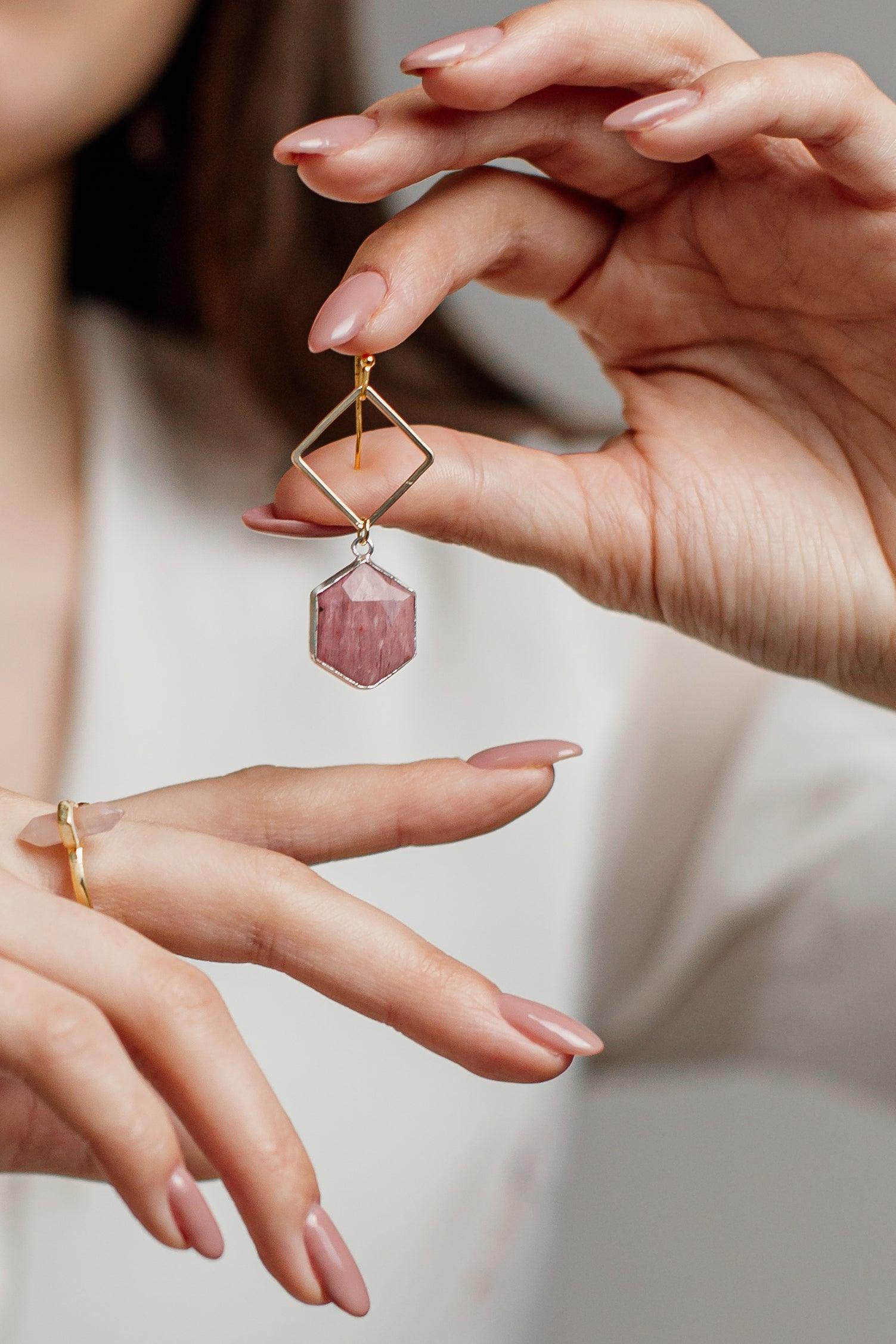 Boucles D'Oreilles Hexagonales Sentiment Amoureux en Rhodonite